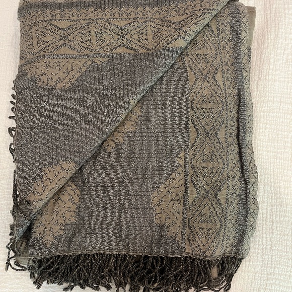 Aritzia Blanket Scarf (Wilfred) - Picture 3 of 5